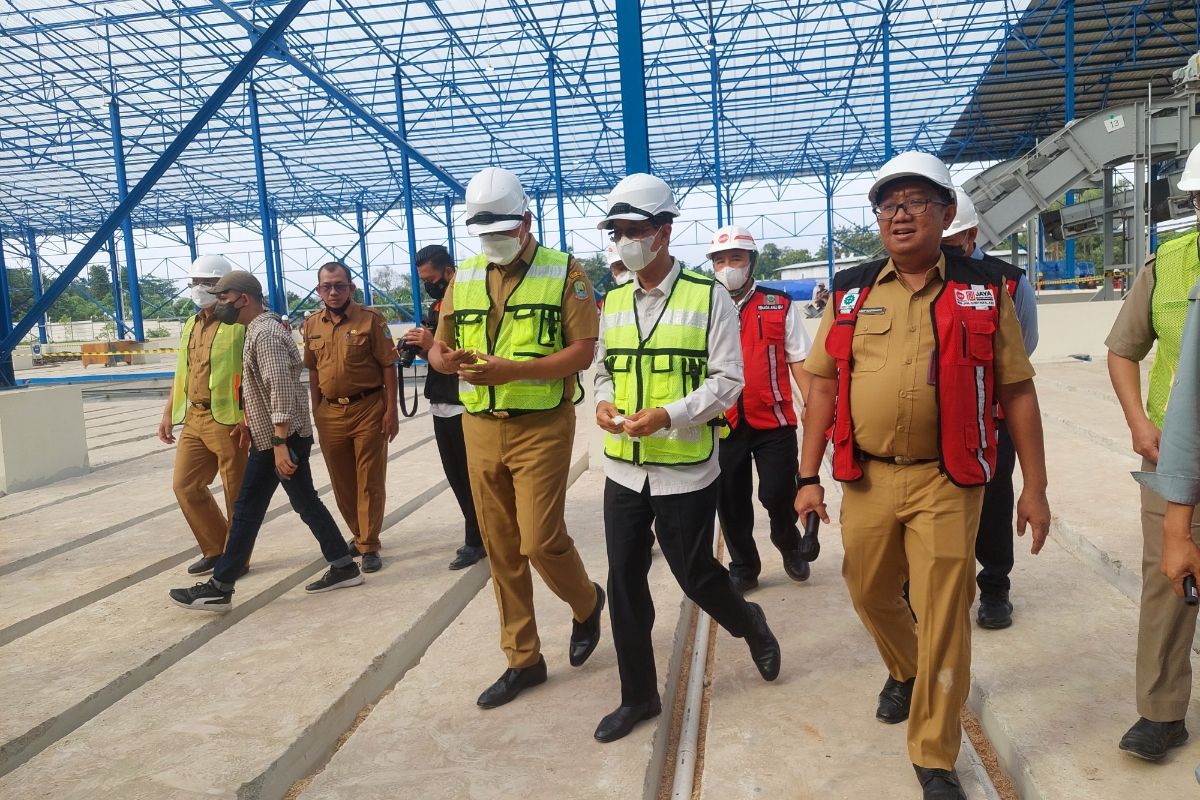 Penjabat (Pj) Gubernur DKI Jakarta Heru Budi Hartono saat meninjau Tempat Pengolahan Sampah Terpadu (TPST) Bantar Gebang, Bekasi, Jawa Barat, Senin (2/1/2023).