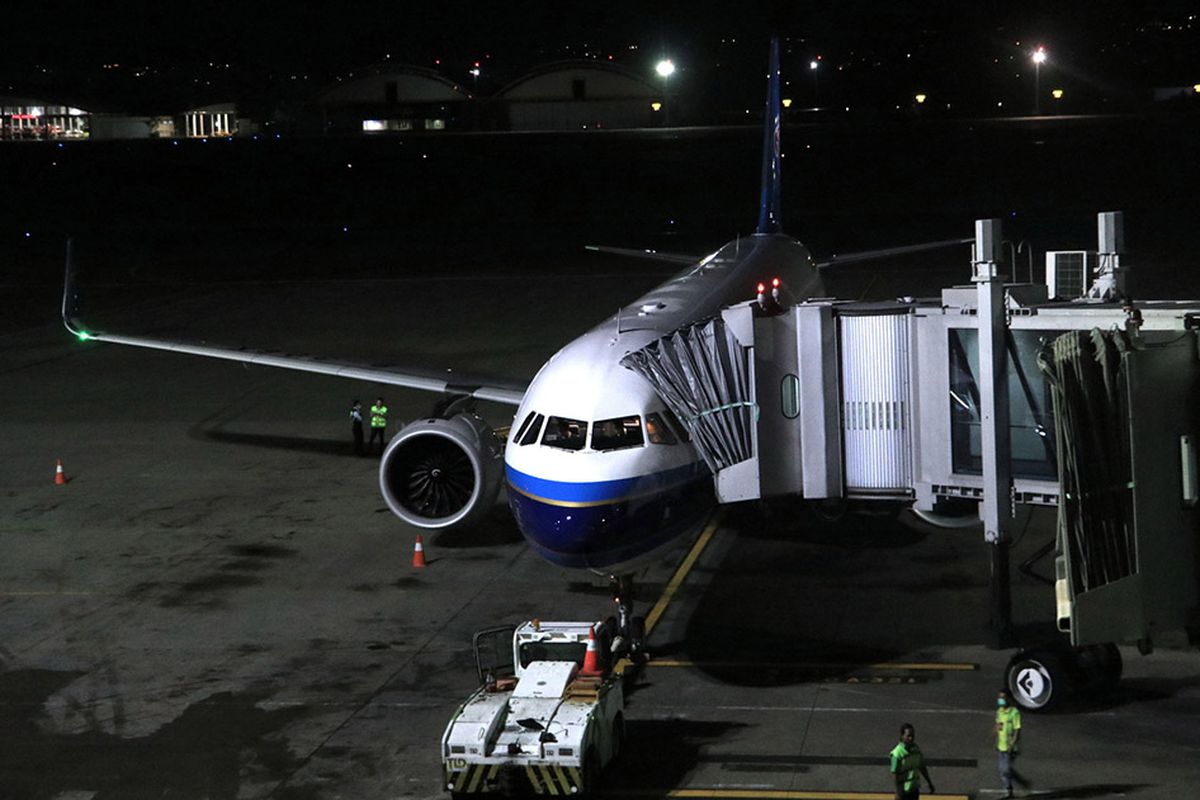 Petugas berada di dekat pesawat maskapai China Southern Airlines tujuan Guangzhou, China, di Bandara Internasional I Gusti Ngurah Rai, Bali, Selasa (4/2/2020). Pesawat dengan nomor penerbangan CZ 626 yang mengangkut 126 orang penumpang tersebut merupakan pesawat terakhir dari Bali menuju China sebelum pemberlakuan penundaan penerbangan dari dan menuju seluruh destinasi di mainland China mulai Rabu (5/2) pukul 00.00 WIB hingga batas waktu yang belum ditentukan.