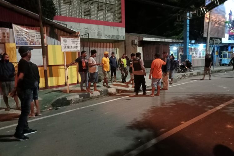 Aparat Polresta Pulau Ambon membuabrkan warga yang terlibat tawuran di kawasan Wainitu, Kecamatan Nusaniwe, Kota Ambon, Selasa malam (8/3/2022)