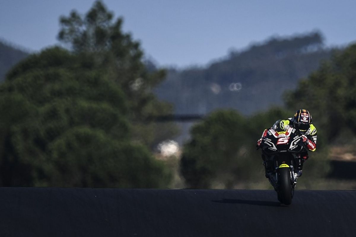 Johann Zarco saat berlaga di MotoGP Portugal. (Photo by PATRICIA DE MELO MOREIRA / AFP)