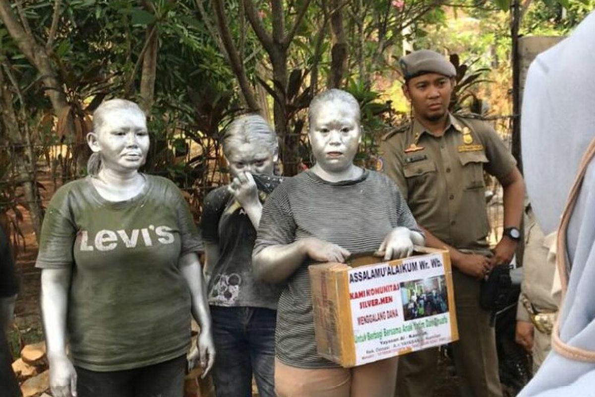 Dinas Sosial Tangerang Selatan bekerjasama dengan Satuan Polisi Pamong Praja (Satpol PP) melakukan penertiban terhadap manusia silver yang dinilai meresahkan saat beroperasi di beberapa jalan di wilayah Tangsel. 