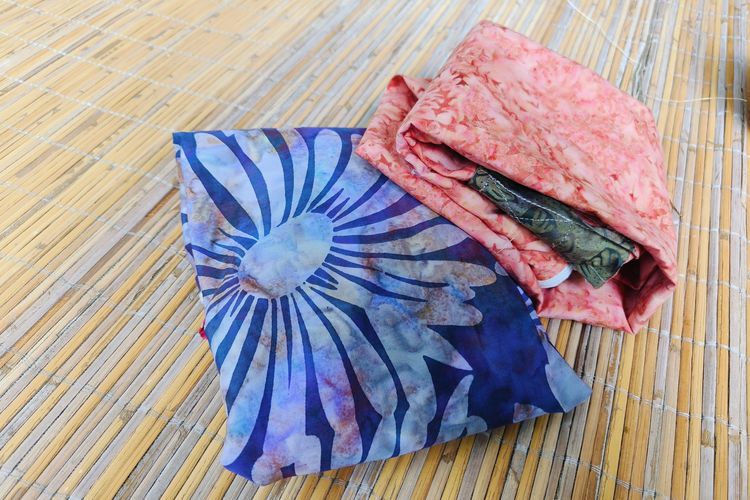 Bahan tekstil sentuhan nusantara yang menjadi bahan dasar Eka Setyowati, seorang ibu asal Surabaya yang memiliki hobi menjahit dari sekadar pesanan kecil melahirkan Decak Handmades berhasil meraih panggung internasional.