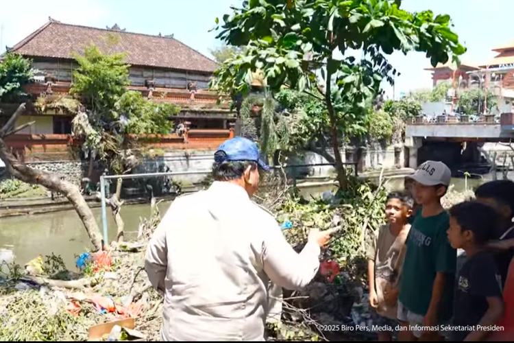 Prabowo berbincang dengan anak-anak usia sekolah korban banjir Bali, 13 September 2025. (YouTube Sekretariat Presiden)