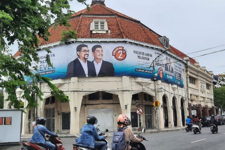 APK Paslon pilkada Surabaya terpasang di gedung cagar budaya di Jalan Tunjungan Surabaya, Rabu (11/11/2020).