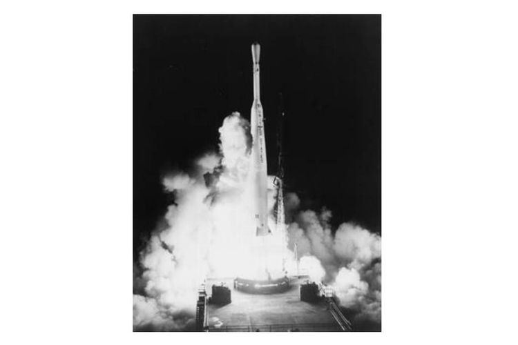 Peluncuran Telstar 1 menggunakan roket Thor-Delta di Cape Canaveral pada 10 Juli 1962.