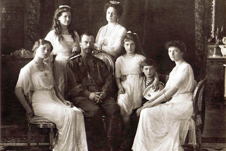 Potret Nicholas II (kaisar Kekaisaran Rusia antara 1894-1917) bersama keluarganya. 