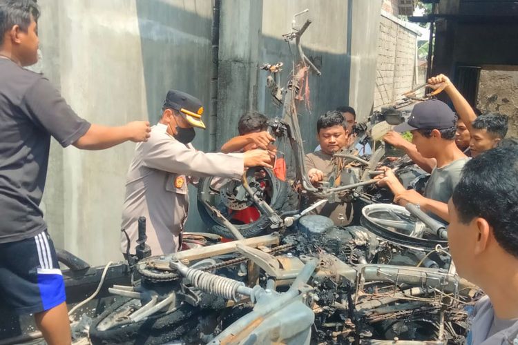 Petugas Polsek Mojoroto, Kota Kediri,  saat mengamankan motor yang hangus dalam kebakaran sebuah toko di Kelurahan Tamanan, Senin (5/12/2022).