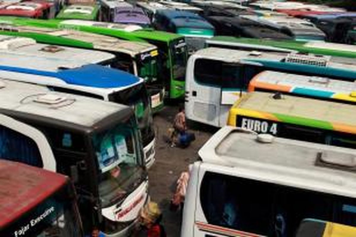 Penumpang tengah mencari bus di Terminal Lebak Bulus, Jakarta Selatan, Rabu (31/7/2013). Sebagian warga telah melakukan perjalanan mudik dan jumlahnya semakin meningkat dibanding hari-hari sebelumnya, walaupun belum mencapai puncak arus mudik.