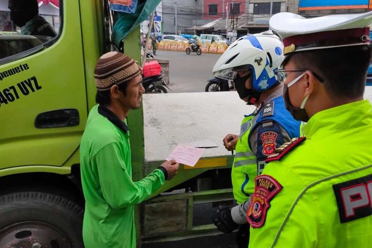 Kasatlantas Polres Bogor AKP Fadli Amri saat melakukan peninjauan status pembatasan sosial berskala besar (PSBB) di Kabupaten Bogor, Jawa Barat, Rabu (15/4/2020).