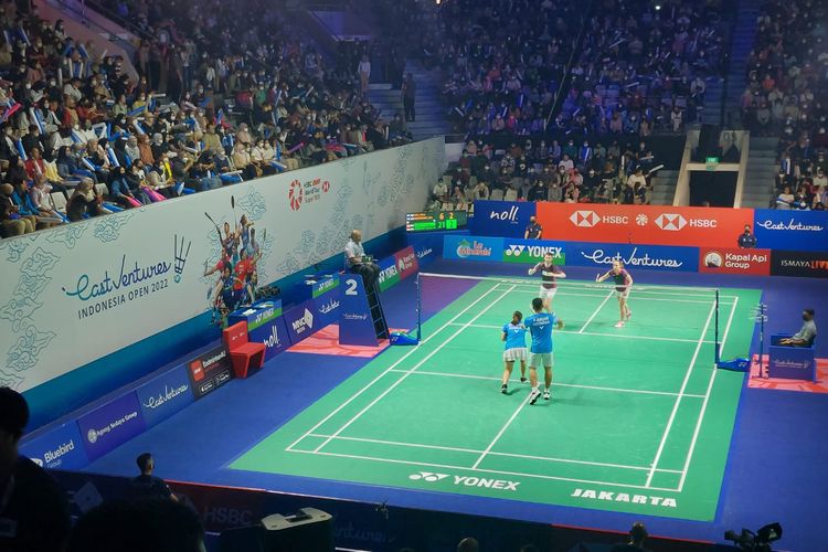 Ganda campuran Indonesia, Praveen Jordan/Melati Daeva Oktavianti, saat bertanding melawan wakil Skotlandia, Adam Hall/Julie Machperson, pada babak 32 besar turnamen bulu tangkis Indonesia Open 2022 yang digelar di Istora Gelora Bung Karno, Senayan, Jakarta, pada Rabu (15/6/2022).