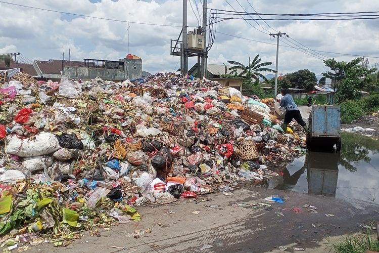 Kepala Bidang (Kabid) Kebersihan Dinas Lingkungan Hidup (DLH), Shinta akhirnya angkat bicara soal pengelolaan sampah di Kabupaten Bandung yang sempat terhambat beberapa waktu lalu.