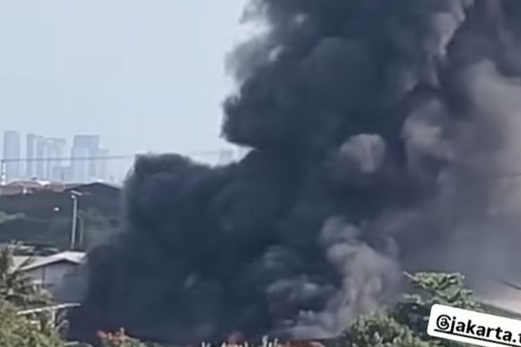 Gudang PVC di Pluit Terbakar, Diduga Berawal dari Bakar Sampah