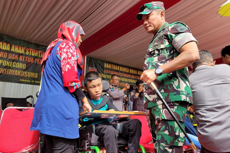 Mayjen Widi Prasetijono saat menjabat Pangdam IV/ Diponegoro menyerahkan bantuan kursi roda adaptif untuk penyendang disabilitas ganda di Markas Korem 071/Wijayakusuma, Banyumas, Jawa Tengah, Rabu (15/2/2023).