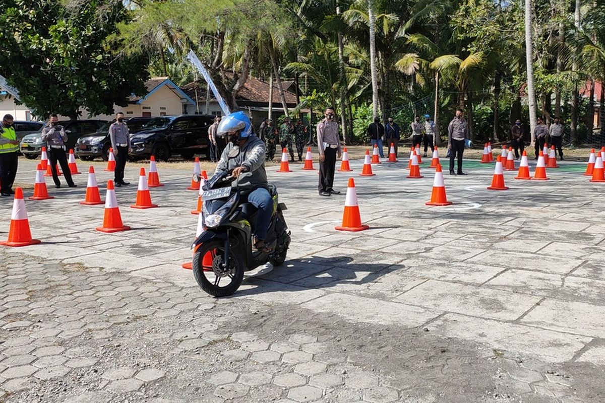 Polres Kulon Progo, Daerah Istimewa Yogyakarta, melebarkan layanan penerbitan SIM. Selama ini, penerbitan SIM hanya dilakukan di gedung yang berada di kota. Kali ini, Polres Kulon Progo  membuka layanan di pedesaan. Polres mengerahkan armada SIM Keliling di balai desa-balai desa. Tampak salah  satu peserta uji SIM C mencoba track uji praktek di halaman kantor Kalurahan Bugel, Kapanewon Panjatan.