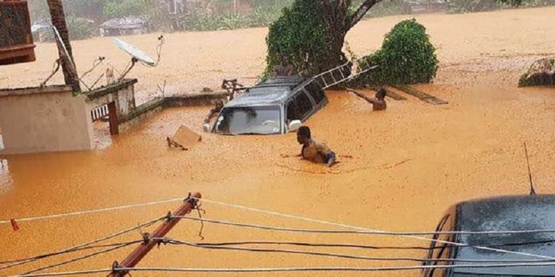 Banjir lumpur terjadi setelah hujan lebat yang membuat sisi gunung di pinggiran kota Freetown, Sierra Leone, longsor. Material berupa tanah dan batu-batuan luruh dan hanyut menjadi banjir lumpur.