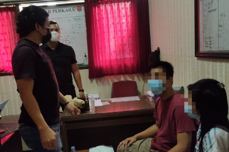 Sepasang kekasih RB (23) dan DR (23), tersangka kasus pencurian sepeda motor di Tegal saat dimintai keterangan penyidik Satreskrim Polres Tegal Kota, Selasa (3/8/2021).