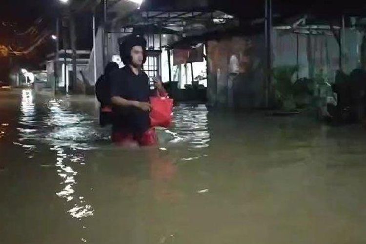 Aktivitas warga di Kabupaten Gresik, Jawa Timur akibat banjir.
