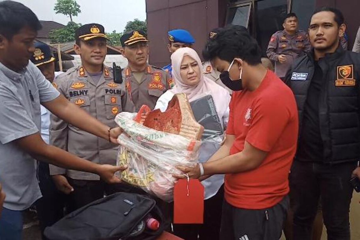 R (21) Pelaku Pembunuhan perempuan di Kabupaten Pandeglang saat berada di Polres Pandeglang, Kamis (9/2/2023).