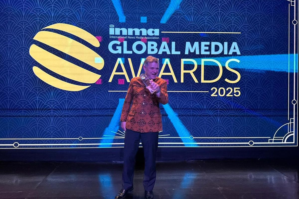 Espen Egil Hansen, penasihat transformasi digital Kompas.id dan mantan CEO Aftenposten, menerima penghargaan mewakili KG Media dalam INMA Global Media Awards 2025 yang berlangsung di New York, Amerika Serikat.