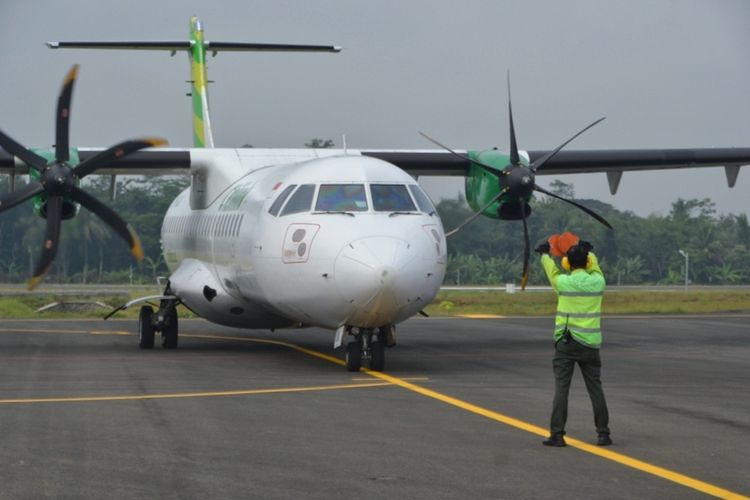 Pesawat tipe ATR 72-600 milik maskapai penerbangan Citilink melakukan proving flight atau penerbangan uji coba dari Bandara Halim Perdanakusuma (HLP) Jakarta ke Bandara Jenderal Besar Soedirman Enclave Sipil Lanud JB Soedirman (PWL) di Purbalingga, Jawa Tengah, Kamis (1/4/2021).