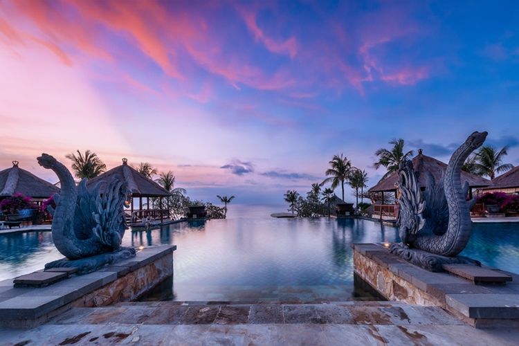 Suasana kolam renang utama Ayana Resort Bali saat Nyepi. 