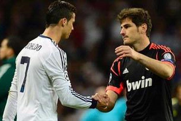 Gelandang Real Madrid, Cristiano Ronaldo (kiri), bersalaman dengan kapten Madrid, Iker Casillas, setelah mereka dipastikan gagal ke final Liga Champions meskipun menang 2-0 atas Borussia Dortmund di leg kedua babak semifinal, Selasa (30/4/2013).