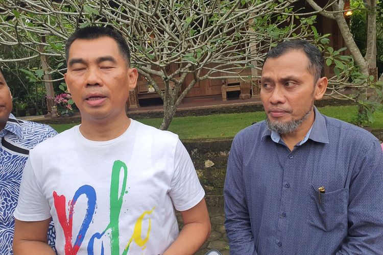 Sekretaris DPD PAN Gunungkidul Anwarudin (baju biru) bertemu dengan Sunaryanta (kaos putih) di Rumah pribadi Sunaryanta, Nglipar, Gunungkidul, Minggu (21/4/2024) petang