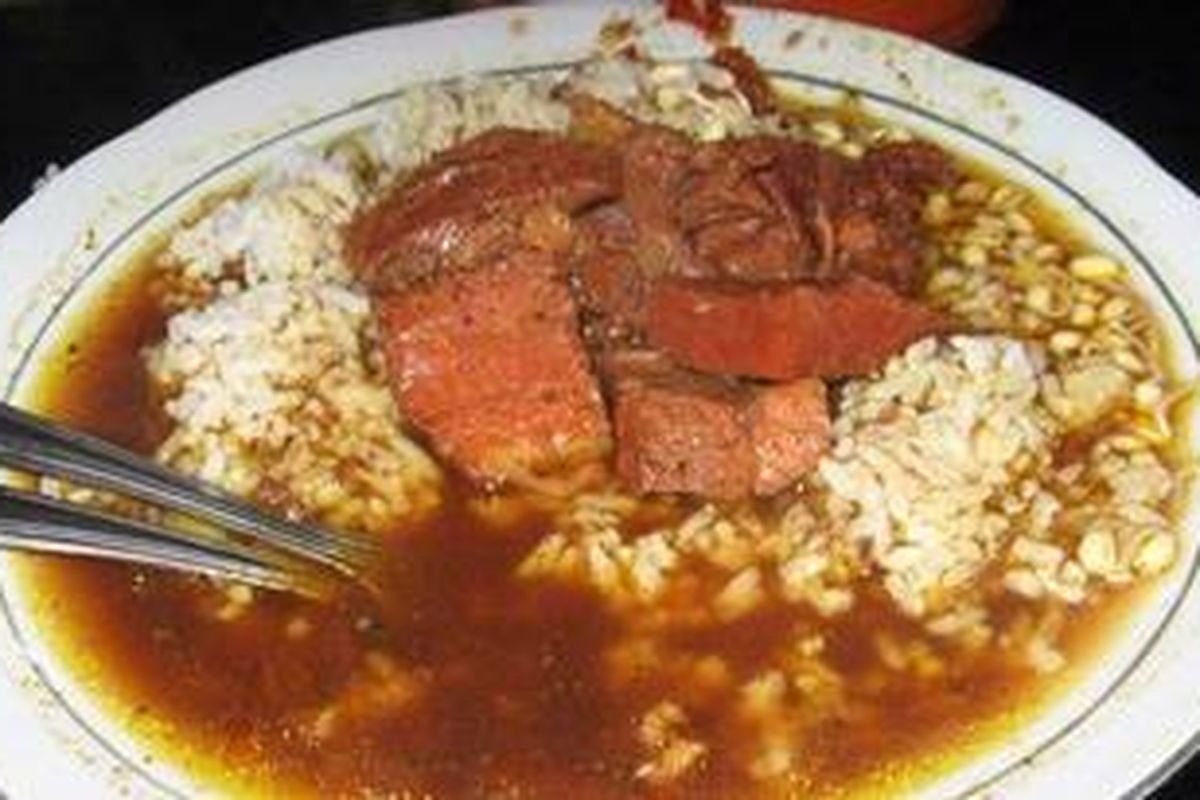 Nasi Rawon Nguling irisan daging sapinya nya cukup besardilengkapi sambel terasi dan taoge pendek.