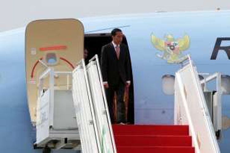 Presiden Joko Widodo didampingi ibu negara Iriana berjalan menuju ruang VVIP setibanya di Bandara Internasional Halim Perdanakusuma, Jakarta Timur, Jumat (19/2/2016). Presiden beserta delegasi tiba kembali di Tanah Air usai melakukan lawatan ke Amerika Serikat untuk menghadiri KTT ASEAN-AS, berkunjung ke Silicon Valley dan menjadi pembicara utama dalam US-ASEAN Business Council.