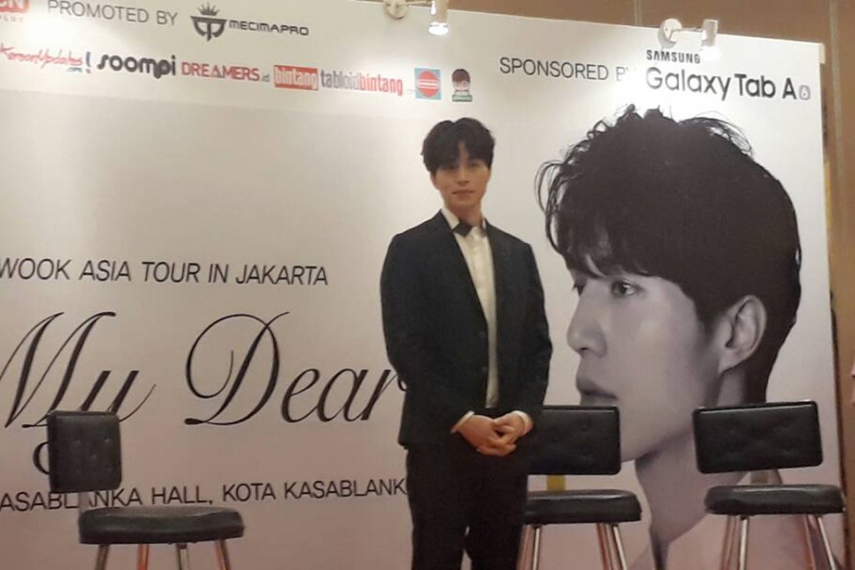 Artis peran Lee Dong Wook saat menghadiri press conference di Kasablanka Hall, Jakarta Selatan, Jumat (19/5/2017). Pemeran Goblin ini juga bertemu dengan puluhan penggemar beruntung yang mendapatkan akses ke jumpa media.