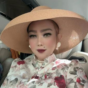9 gaya Sarifah Suraidah disorot warganet. Dari topi lebar hingga kebaya glamor, penampilannya kerap disebut bak ?noni Belanda?.