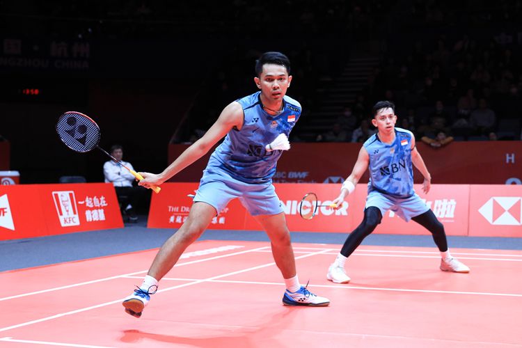 Fajar Alfian/Muhammad Rian Ardianto saat bertanding melawang Kang Min-hyuk/Seo Seung-jae (Korea Selatan) pada laga terakhir fase grup BWF World Tour Finals 2023 di Hangzhou Olympic Sports Centre Gymnasium, China.