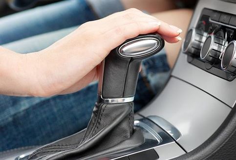 Jangan Kebiasaan Langsung Pindahkan Transmisi dari D ke P di Mobil Matik