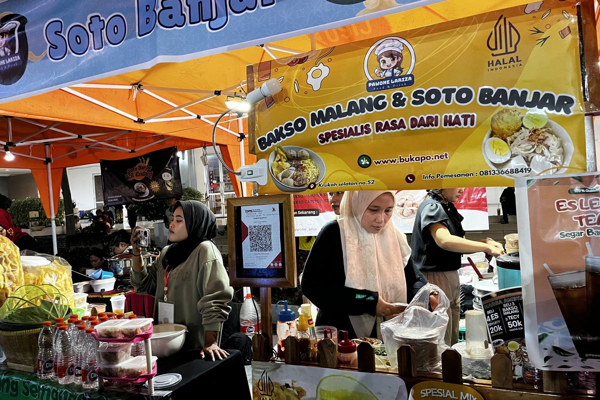 Peserta dalam Festival Soto Nusantara 2025 yang menghadirkan sajian soto dari berbagai Indonesia di alun-alun kota Surabaya, Jumat (13/6/2025).