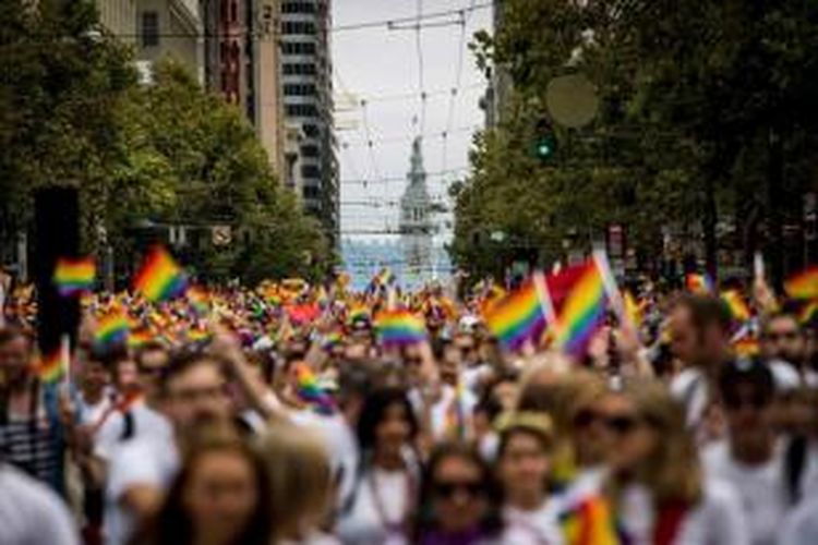 Ferry Builiding (latar belakang) terlihat saat seribuan orang mengikuti San Francisco Gay Pride Parade, di San Francisco, California, 28 Juni 2015, dua hari setelah Mahkamah Agung (MA) Amerika Serikat melegalkan pernikahan sesama jenis di 50 negara bagian.