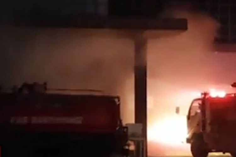Petugas saat berusaha memadamkan api di tempat hiburan malam Grand Royal Banyuwangi, Kamis (29/2/2024)