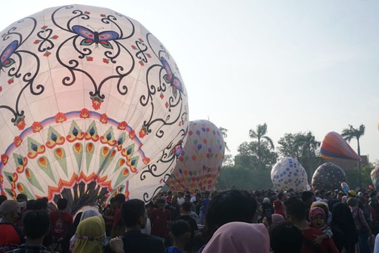 Suasana Festival Balon Udara Tambat yang digelar di Lapangan Mataram Kota Pekalongan Jawa Tengah, Minggu (8/5/2022).