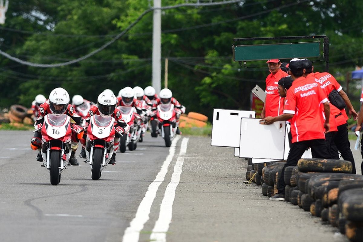 Pembinaan 16 pebalap muda dalam pemusatan pelatihan balap Astra Honda Racing School (AHRS) di Boyolali, Jawa Tengah pada 28 ? 30 Oktober 2022.