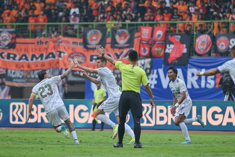 Momen selebrasi gol Nick Kuipers dalam laga pekan ke-23 Liga 1 2024-2025 antara Persija vs Persib di Stadion Patriot Candrabhaga, Bekasi, Minggu (16/2/2025).