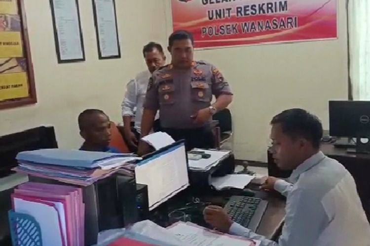 Salah satu pencuri kabel Ahmad Faisal saat dimintai keterangan di Polsek Wanasari, Polres Brebes, Senin (2/9/2019)