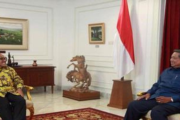 Presiden Susilo Bambang Yudhoyono menerima Ketua Umum Partai Golkar Aburizal Bakrie (kiri) di Kantor Presiden, Jakarta, Rabu (8/5/2013). Presiden menyatakan pertemuan tersebut merupakan ajang tukar pikiran sebagai seorang sahabat. 