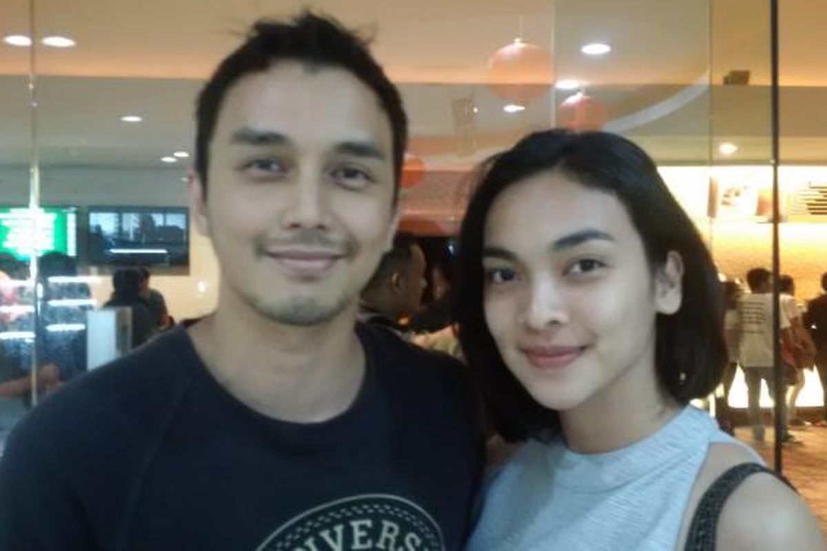 Pasangan artis peran Dimas Aditya dan Tika Bravani diabadikan seusai menonton film Istirahatlah Kata-kata di Blok M Square XXI, Kebayoran Baru, Jakarta Selatan, pada Jumat (20/1/2017).