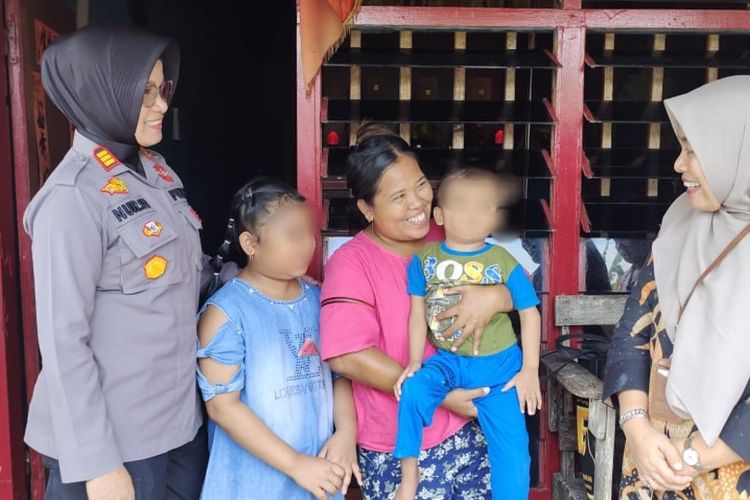 Apian Novianto, anak yang menderita stunting digendong ibunya saat dikunjungi oleh petugas kepolisian dan puskemas, di Jalan Pemuda, Kecamatan Payung Sekaki, Kota Pekanbaru, Riau, Kamis (13/4/2023).