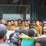 Ratusan Pencari Kerja Demo, Gubernur Meki Beri Penjelasan dan Saran