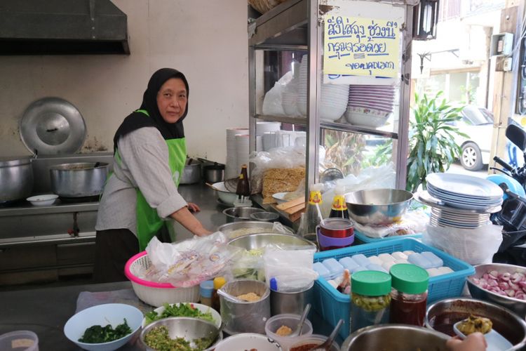 Peracik hidangan khao soi khas Chiangmai Thailand, di Resto Khao Soi Moslem, Jalan Charoenprated1, Chiangmai.