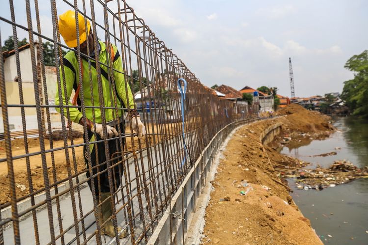 Pekerja menyelesaikan proyek normalisasi Sungai Ciliwung di kawasan Bukit Duri, Jakarta, Selasa (26/9/2017). Proyek normalisasi bantaran Sungai Ciliwung di kawasan Bukit Duri memasuki tahap pemasangan dinding turap untuk menguatkan bantaran agar tidak longsor sekaligus sebagai salah satu antisipasi banjir.