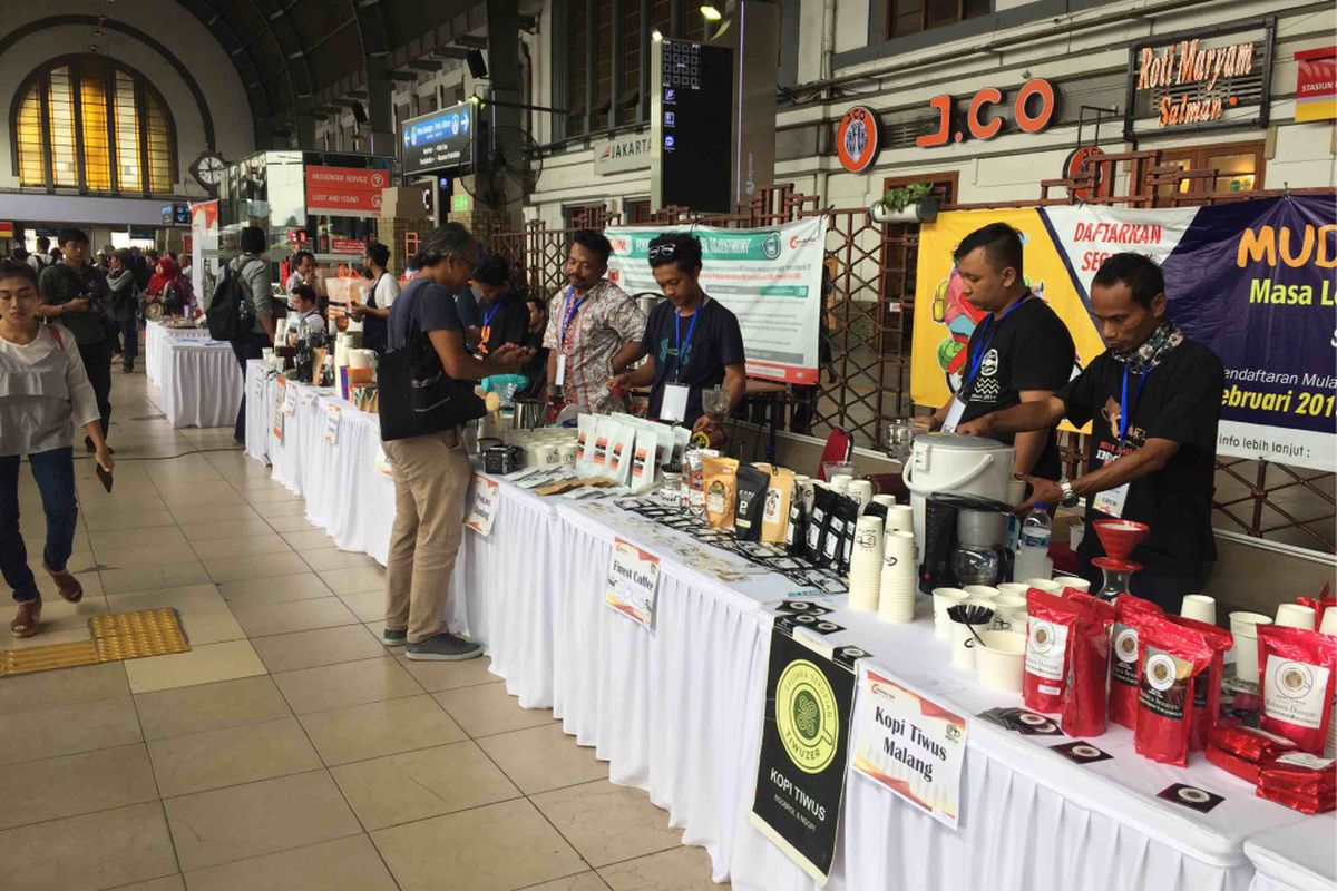 10.000 kopi dibagikan di Stasiun Jakarta Kota sambut Hari Kartini, Sabtu (21/4/2018). 