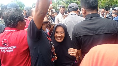 Demi Melihat Ganjar, Nenek 75 Tahun Ini Rela Menunggu sejak Pukul 6 Pagi
