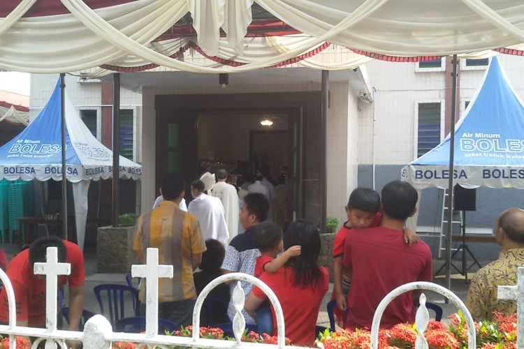 Jemaat memasuki Gereja Katedral Santo Yosef saat pelaksanaan ibadah Natal di Pangkal Pinang, Selasa (25/12/2018)