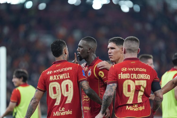 Pemain Persija Jakarta merayakan gol